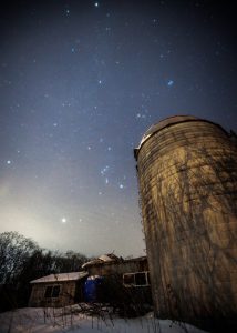 サイロ廃墟と冬の星空 : Shadows on a silo