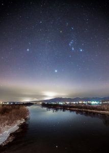 堀株川に昇るオリオン座 : Mt.Yotei,Horikappu Riv. and Orion